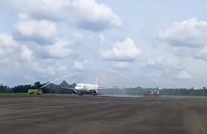 Pesawat Air Jet Mendarat Pertama Kali Di Bandara Silampari Disambut Antusias Pemerintah Kota Lubuk Linggau Dan Kabupaten Musi Rawas