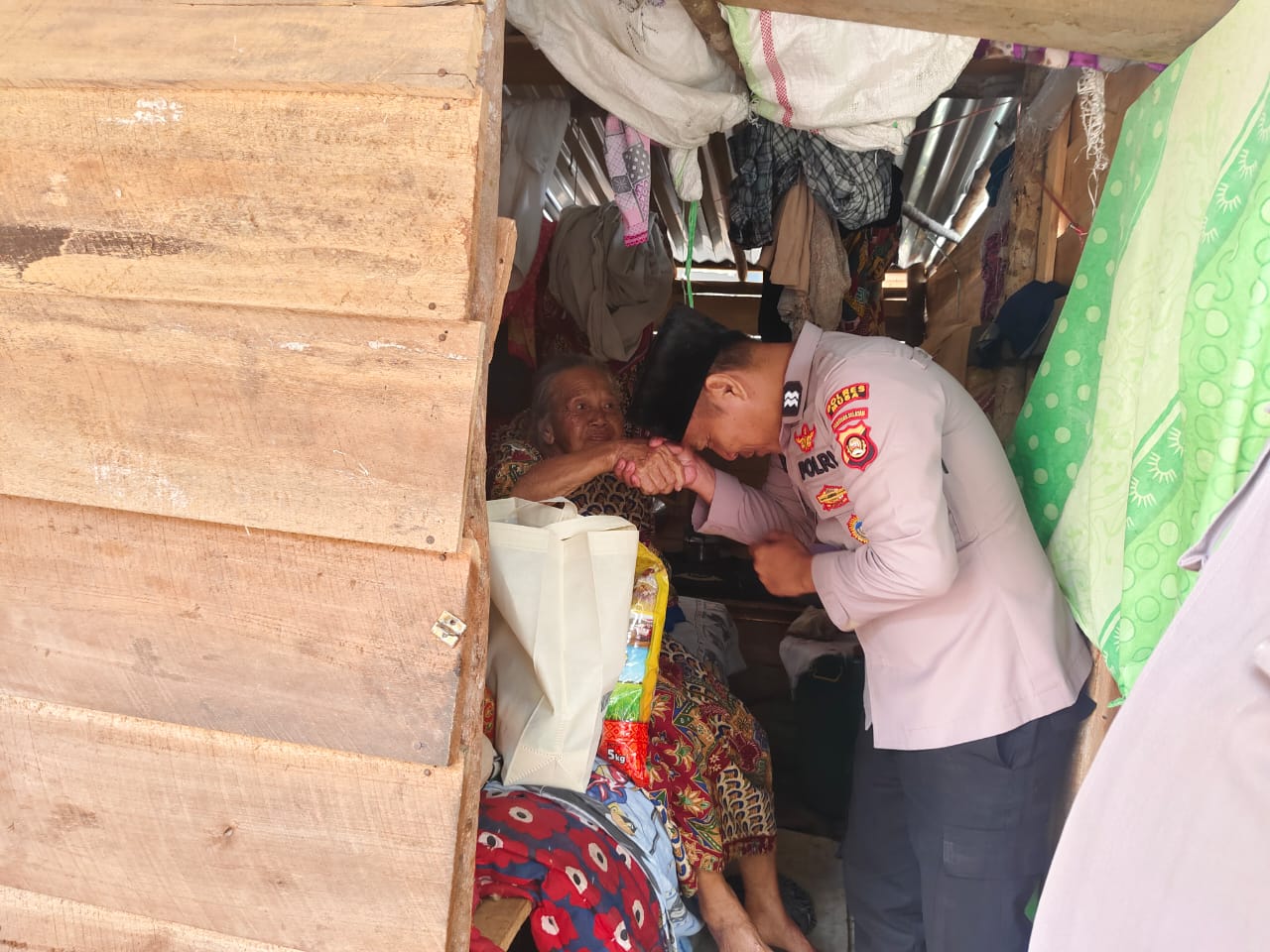Jumat Berkah, Polsek Batang Hari Leko Berbagi Sembako