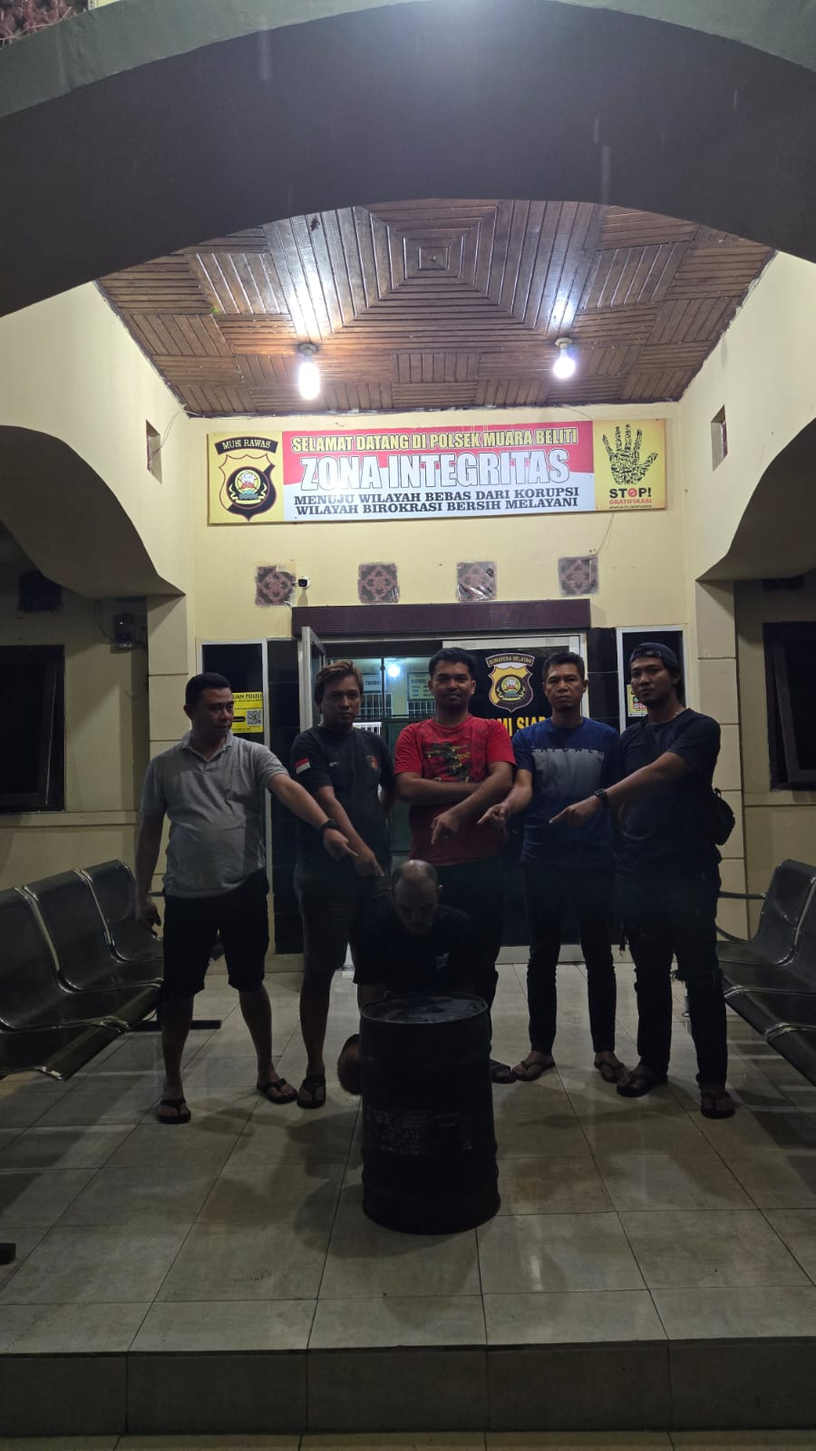 Tim “Labi” Polsek Muara Beliti Polres Musi Rawas, Borgol Spesialis Curat Perangkat Out Door AC RSUD Muara Beliti