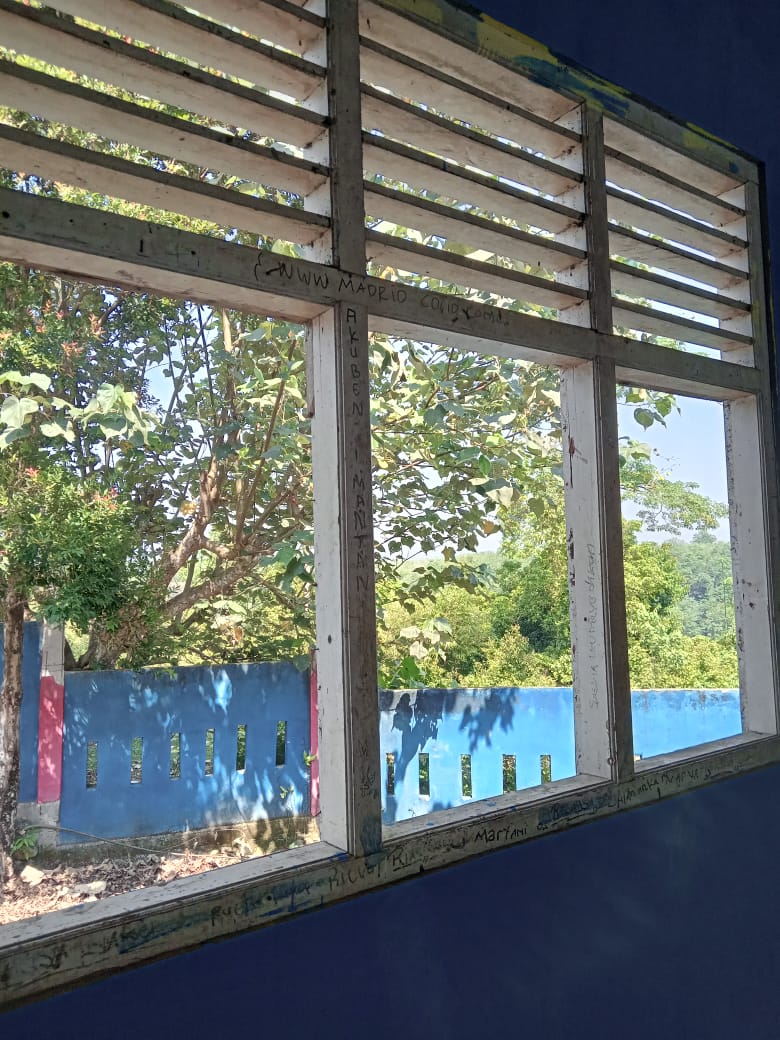 Rehabilitasi Ruang Kelas SMPN 1 Saling Pakai Kusen Bekas, Diduga Menjadi Ajang Bacakan Kontraktor