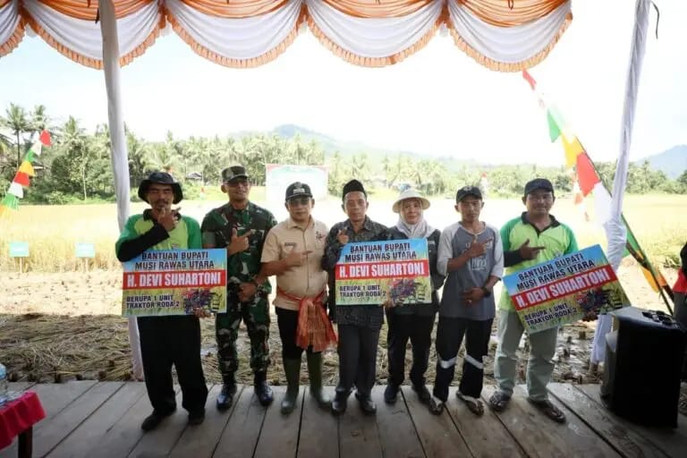 Pemkab Muratara Gelar Panen Raya Padi di Desa Kuto Tanjung, Sekaligus Salurkan Bantuan Sarana Prasarana Pertanian