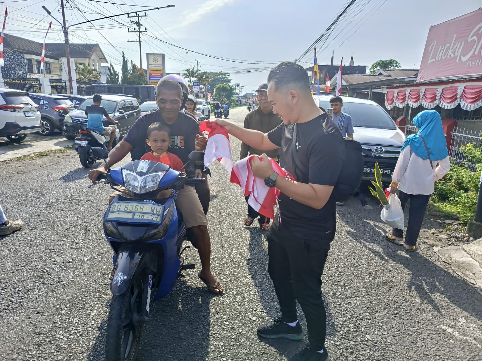 Kejari Lubuklinggau Bagikan 1.000 Bendera Merah Putih.